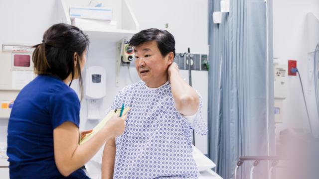 Male patient discusses pain with female doctor